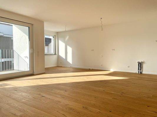 Wohn- und Esszimmer mit offener Küche