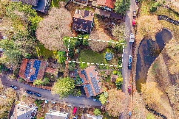 Luftaufnahme Grundstück und direkte Nachbarschaft, markiert