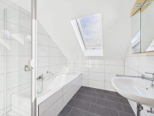 Tageslichtbad mit Wanne und Dusche