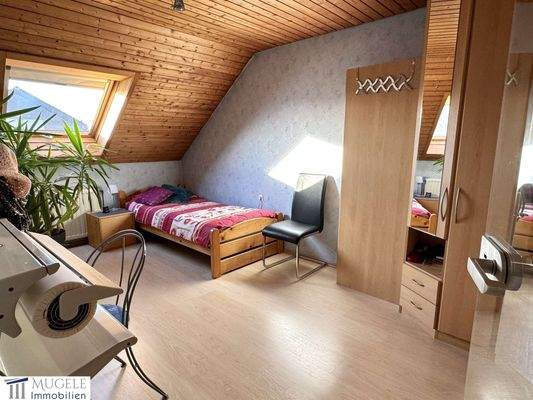 Kinderzimmer/Schlafzimmer DG