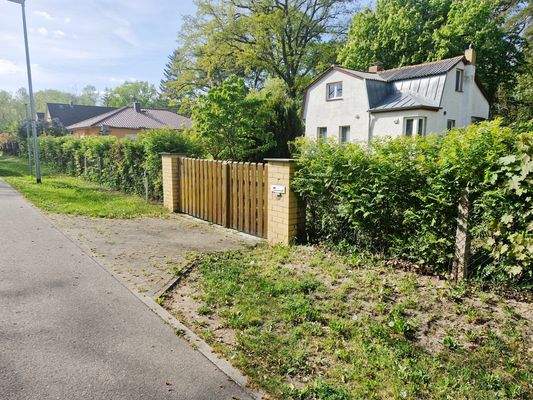 Grundstück_01_Toreinfahrt von der Straße