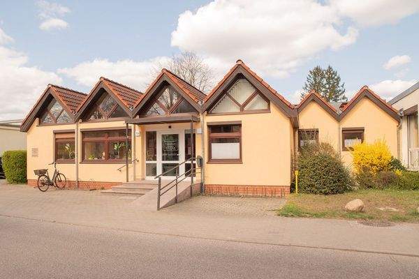 1 Straßenansicht mit Eingang zur Praxis