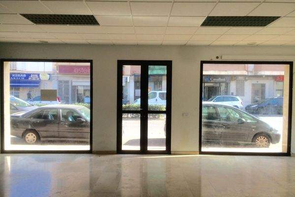 Große Fensterfront zur Straßenseite