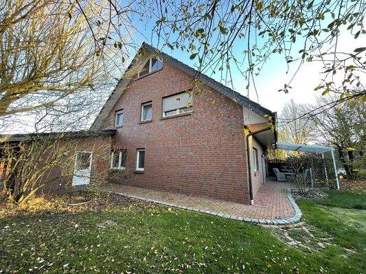 Gartenansicht mit überdachter Terrasse