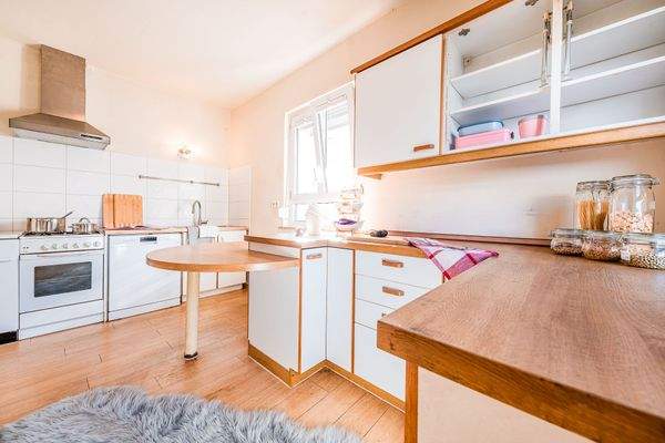 Große, separate Küche