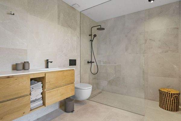 Badezimmer mit Dusche