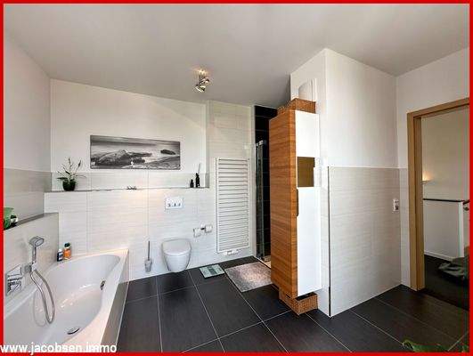 Badezimmer im 2. OG mit Wanne & Dusche