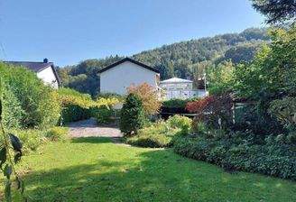 Rückseite mit parkartig angelegte Garten 