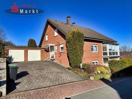 Doppelgarage mit elektrischen Toren