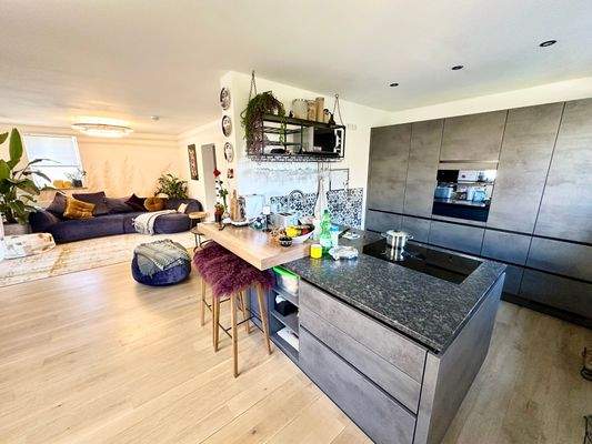 Blick von der Küche ins Wohnzimmer