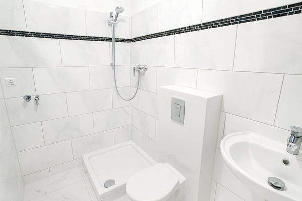  Badezimmer mit edlen Akzenten und Dusche