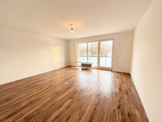 Helles Wohnzimmer mit Balkon