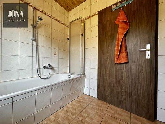 Bad mit Dusche und Badewanne