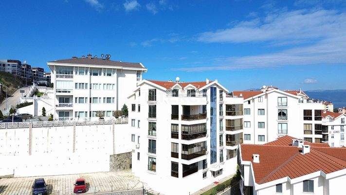 Apartment with Pool Near the Coast in Mudanya Bursa