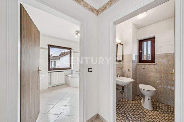 Ansicht auf das Badezimmer & WC