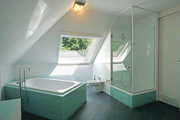 Familienbad mit großem Fenster, Doppelwaschbecken, Dusche, freistehender Wanne und kleinem Abstellraum