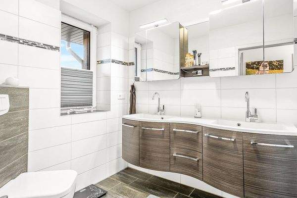 Duschbad - rechte Wohneinheit