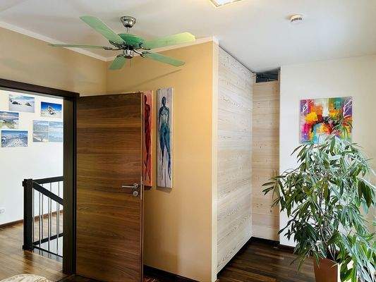 Blick zum begehbaren Kleiderschrank