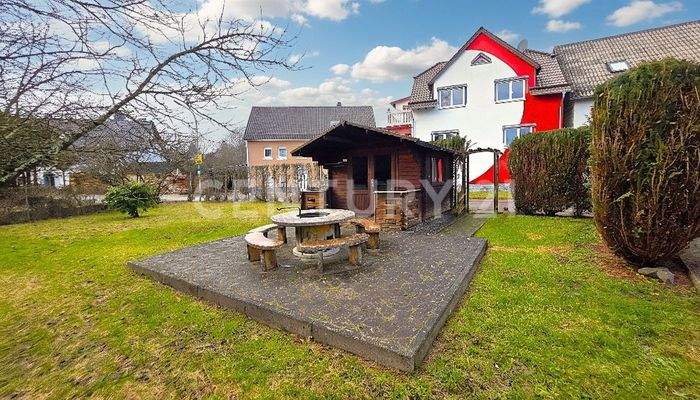 Garten mit attraktivem Gartenhaus und Grillbereich