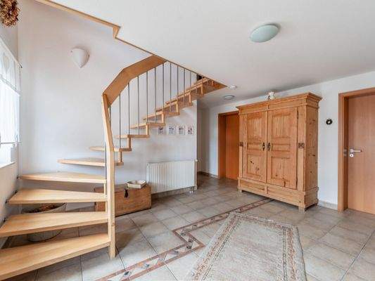 großzügiger Eingangsbereich in der unteren Ebene