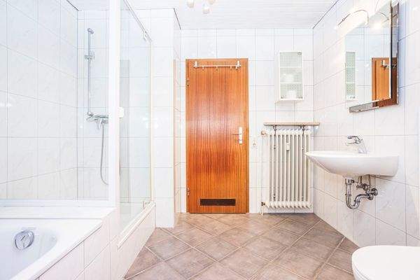 Badezimmer mit Badewanne und Dusche