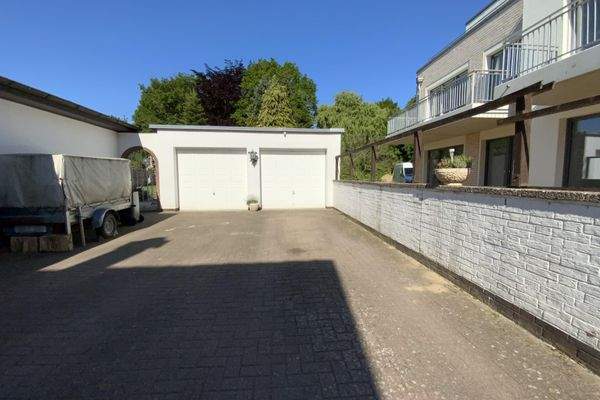 Auffahrt zu den Garagen