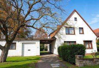 Objektansicht mit Garage