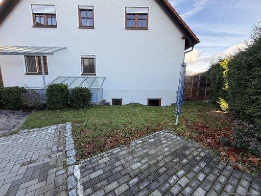 2 Stellplätze und kl.Gartenanteil