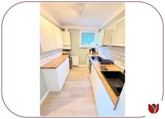 Küche mit Einbauküche, Wasch-Trockenmaschine