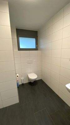 Badezimmer mit Dusche und WC