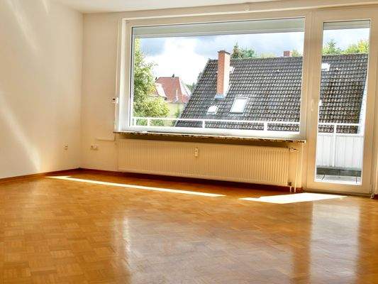 Wohnzimmer mit Zugang zum Balkon