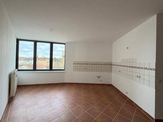 Leere Küche mit Fliesenboden