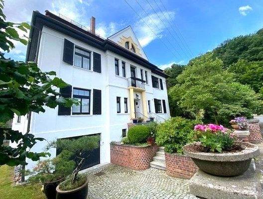 Eingang und Grundstückszufahrt mit Tiefgarage