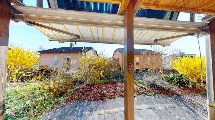 grüne und sonnigeTerrasse