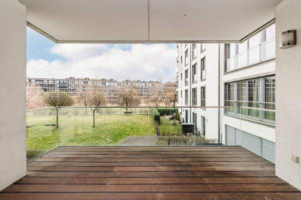 Geräumiger Balkon mit Parkblick