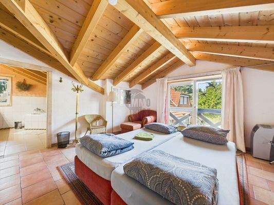 Schlafzimmer 1 OG mit Masterbad