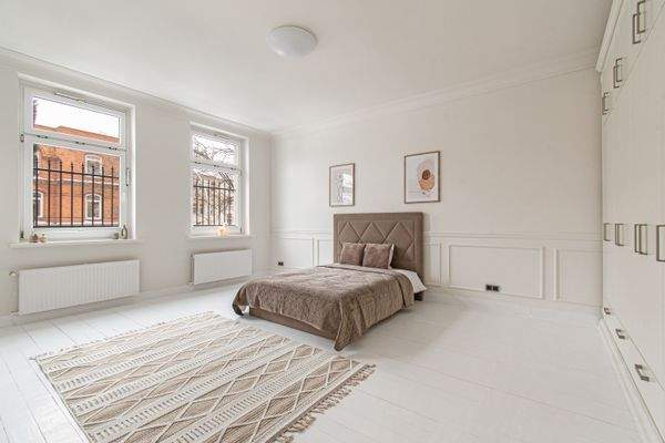 Großes, helles Schlafzimmer