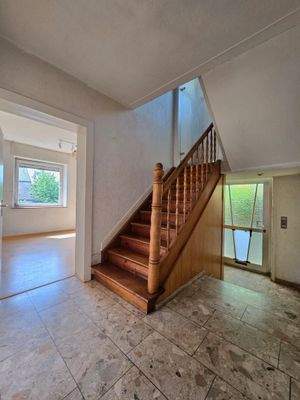 Altbau-Charme mit massiver Holztreppe