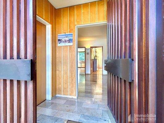 Blick in den Hausflur in Richtung Wohnung