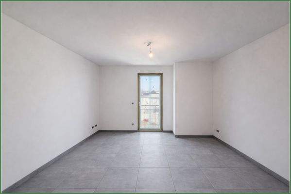 Wohnzimmer frontal unmöbliert