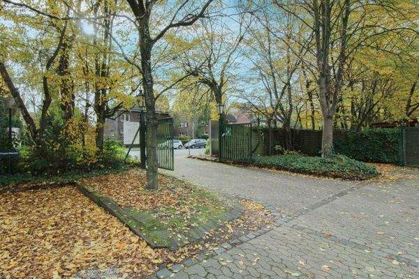 Zufahrt zum Haupteingang