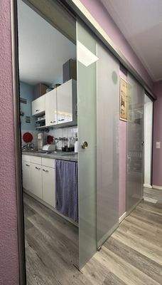 Küche und Bad mit Glasschiebetüren