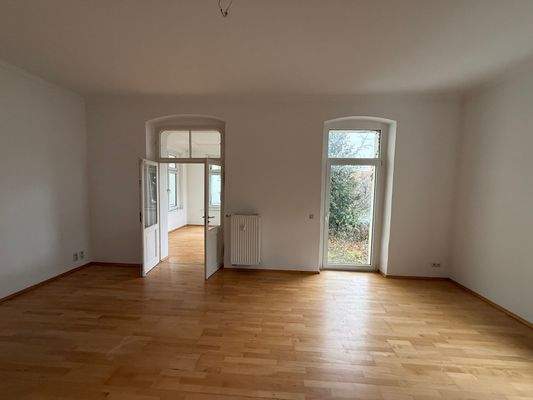 Wohnzimmer mit Wintergarten und Balkon