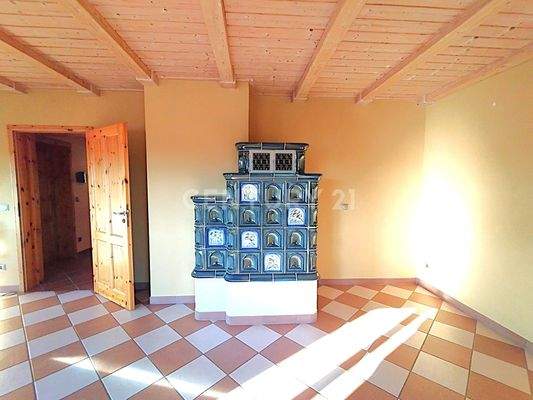 Der Holzkachelofen im Wohnzimmer