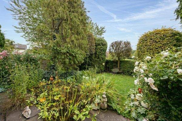 Blick von der Terrasse in den Garten