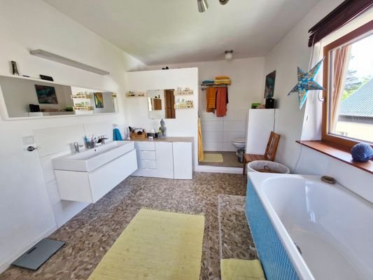 modernes Masterbad mit hochwertigem Natursteinkiesel