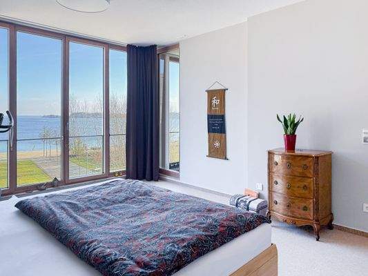 4. Schlafzimmer mit Blick auf die Schlei.jpg