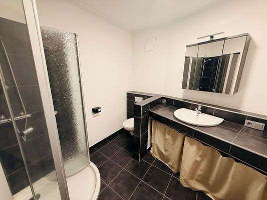 18 Badezimmer mit Dusche