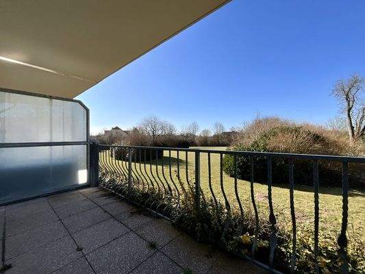 Blick auf das Grundstück vom Balkon