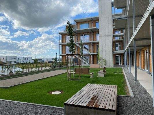 Gemeinschaftsfläche vor der Wohnanlage